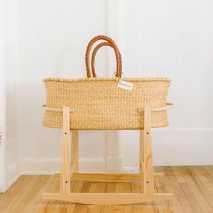 Design Dua Moses basket and wood base